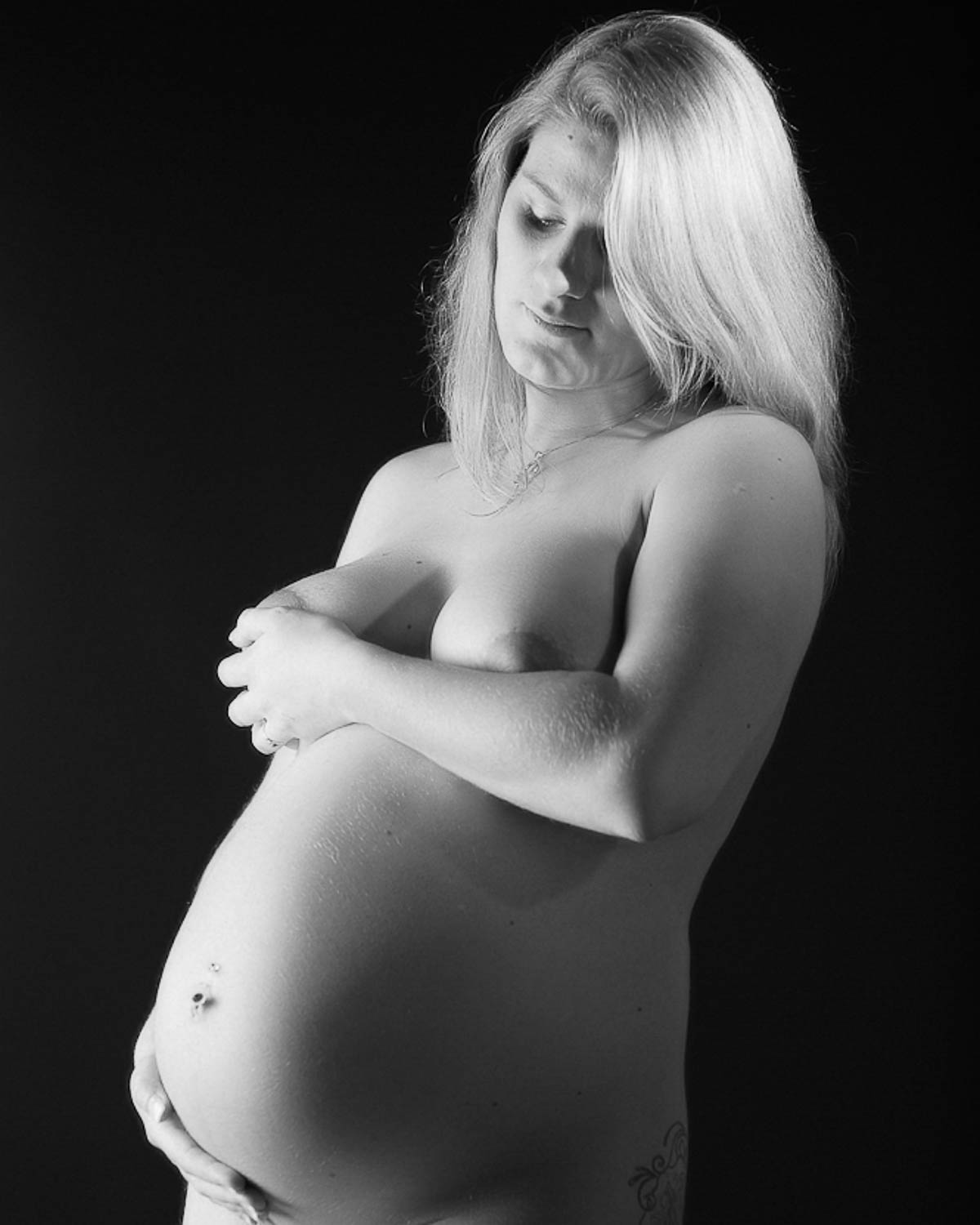 Portrait studio noir et blanc femme maternite