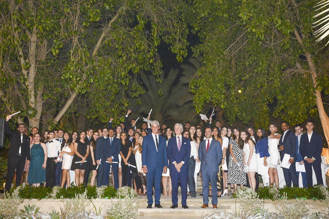  Eleves recevant leur diplome à l'ambassade de France en Arabie Saoudite 