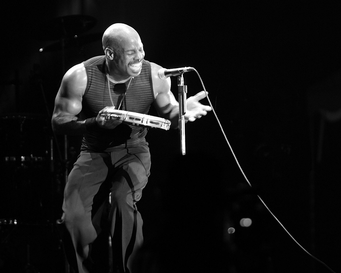  Ron Powell pendant un concert 