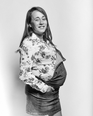  portrait noir et blanc d'une femme enceinte sur fond blanc en studio 