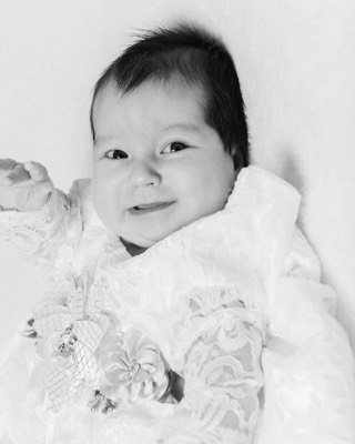  portrait noir et blanc de nouveau-né en studio 