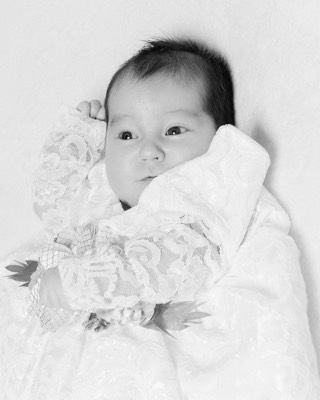  portrait noir et blanc de nouveau-né en studio 