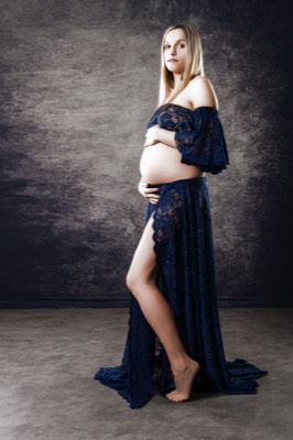 portrait couleur d'une femme enceinte sur fond noir en studio 