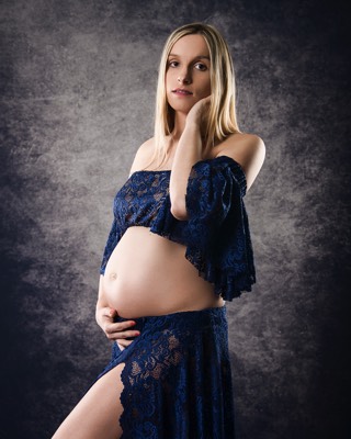  portrait couleur d'une femme enceinte sur fond noir en studio 