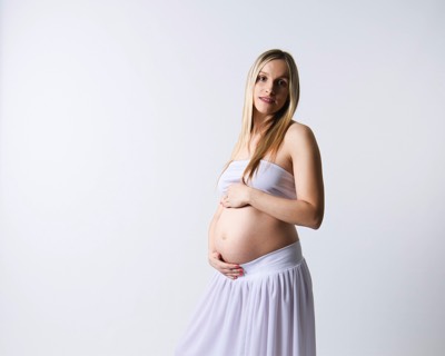  portrait couleur d'une femme enceinte sur fond blanc en studio 