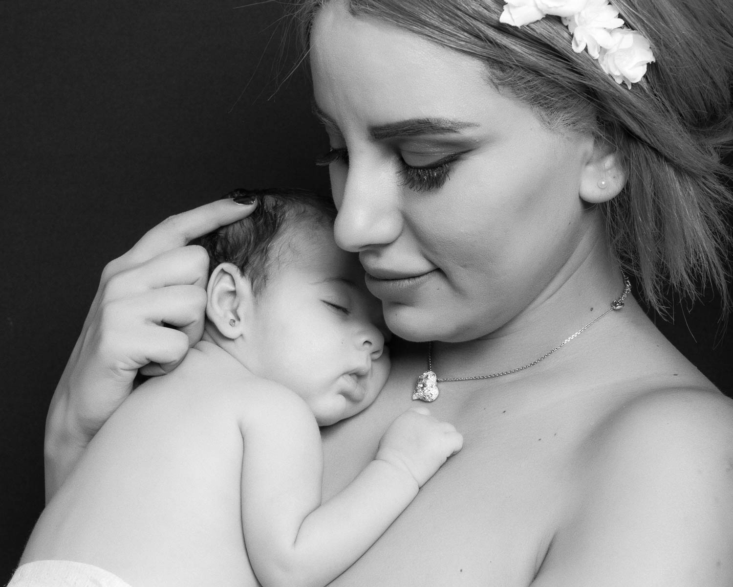  portrait noir et blanc mère nouveau-né en studio 