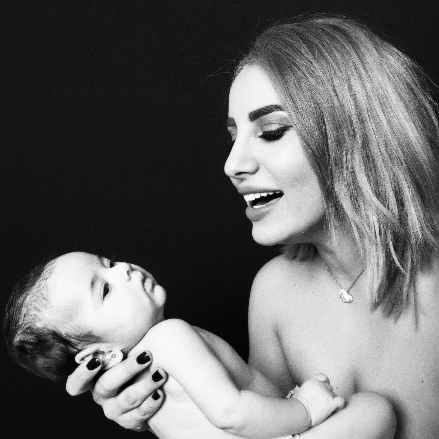  portrait noir et blanc mère nouveau-né en studio 