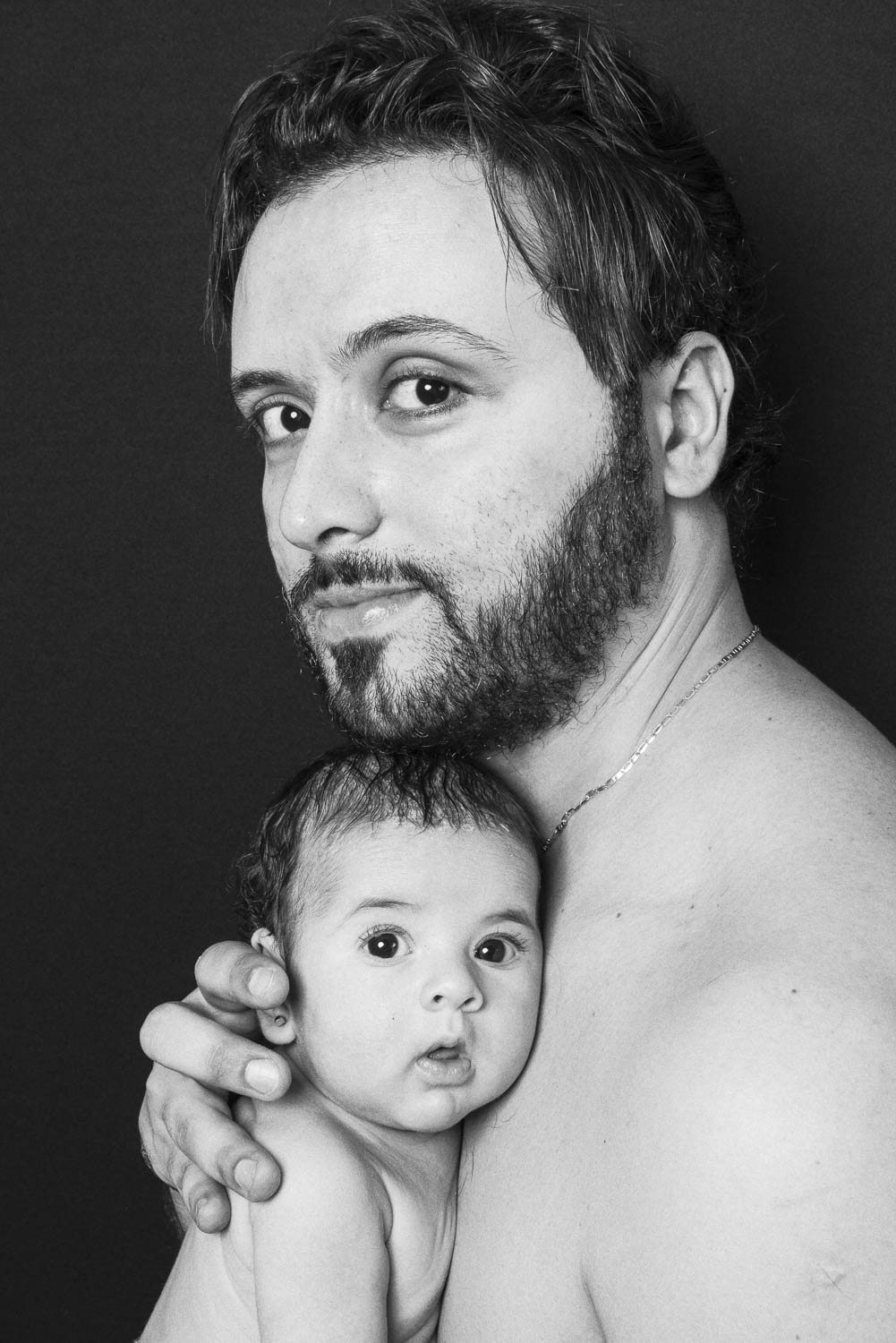  portrait noir et blanc père nouveau-né en studio 