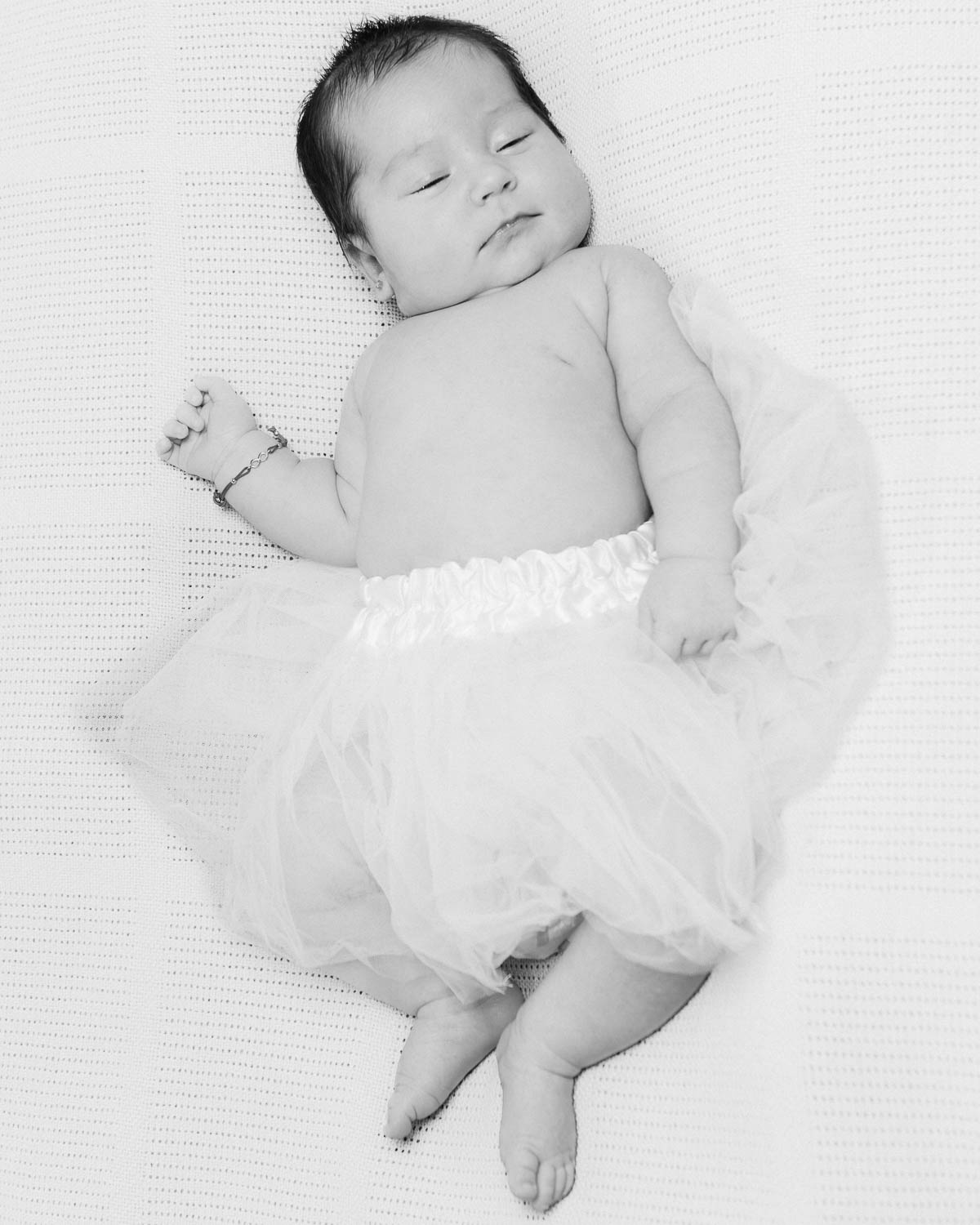  portrait noir et blanc de nouveau-né en studio 