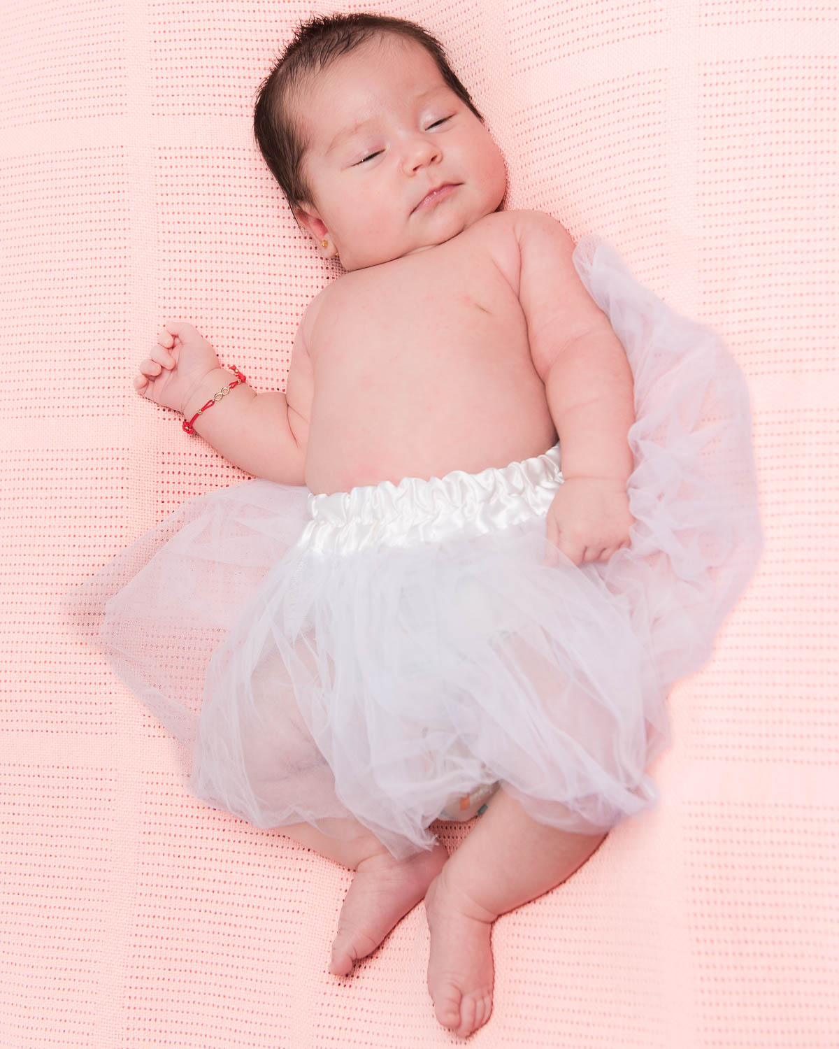  portrait couleur de nouveau-né en studio 