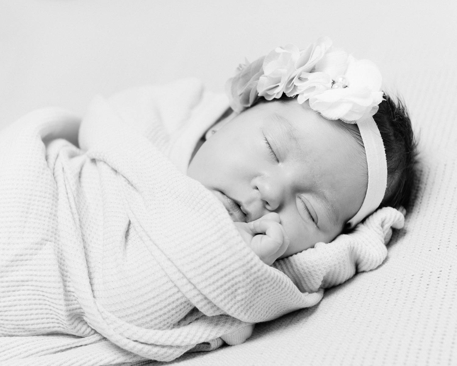  portrait noir et blanc de nouveau-né en studio 