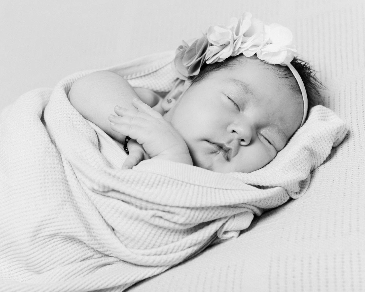  portrait noir et blanc de nouveau-né en studio 