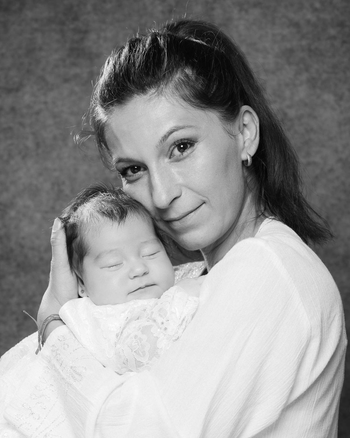  portrait noir et blanc mère nouveau-né en studio 
