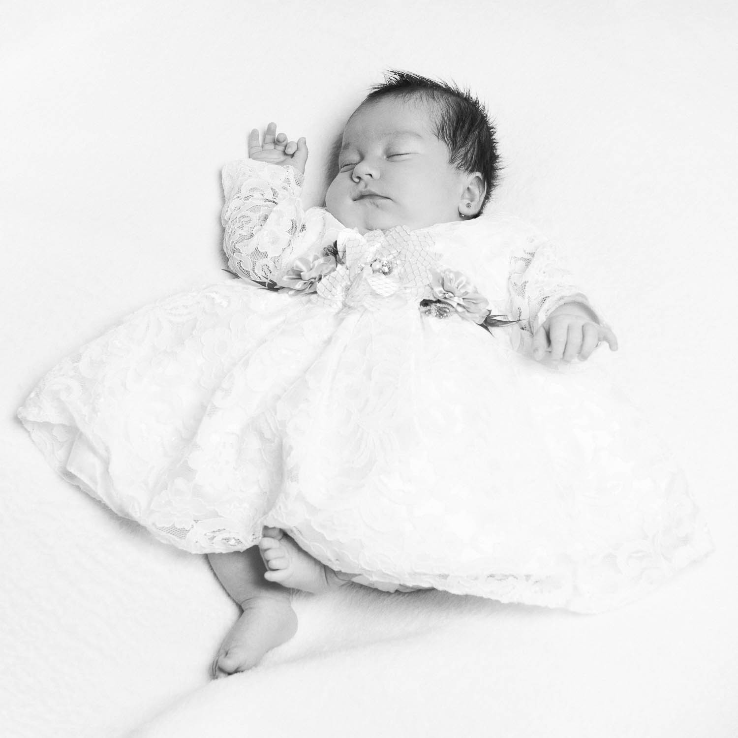  portrait noir et blanc de nouveau-né en studio 