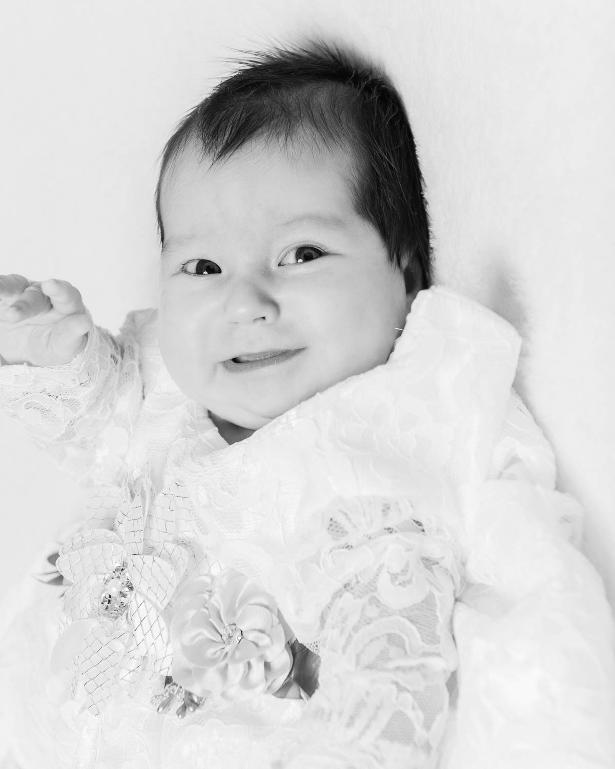  portrait noir et blanc de nouveau-né en studio 