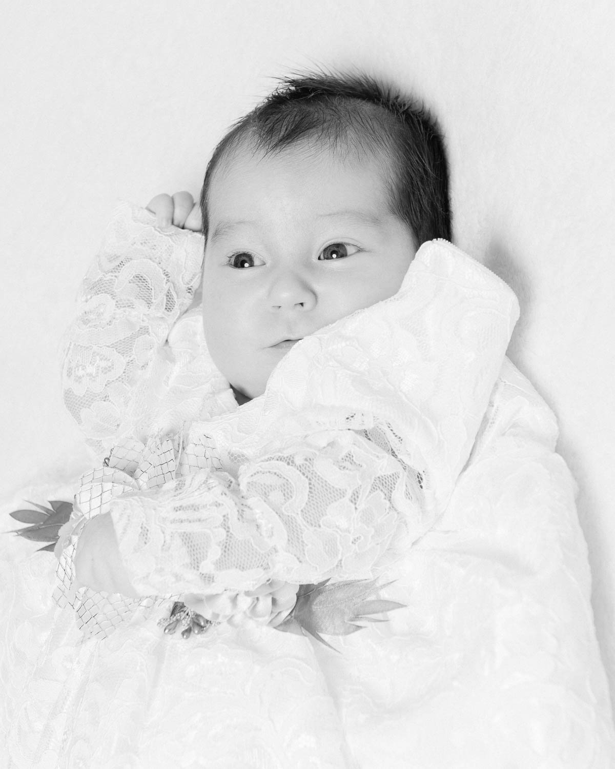  portrait noir et blanc de nouveau-né en studio 