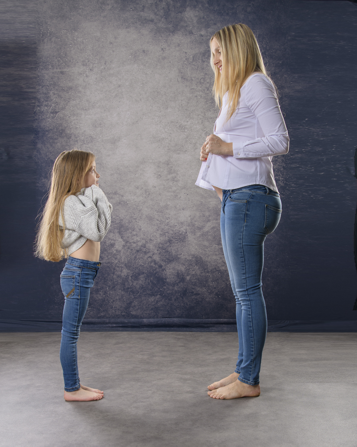  Portrait couleur de femme enceinte et sa fille en studio 