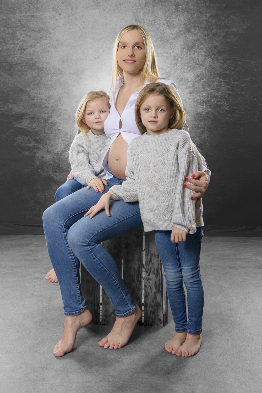  Portrait couleur de femme enceinte et ses filles en studio 