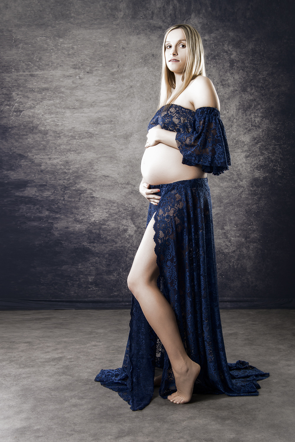  portrait couleur d'une femme enceinte sur fond noir en studio 