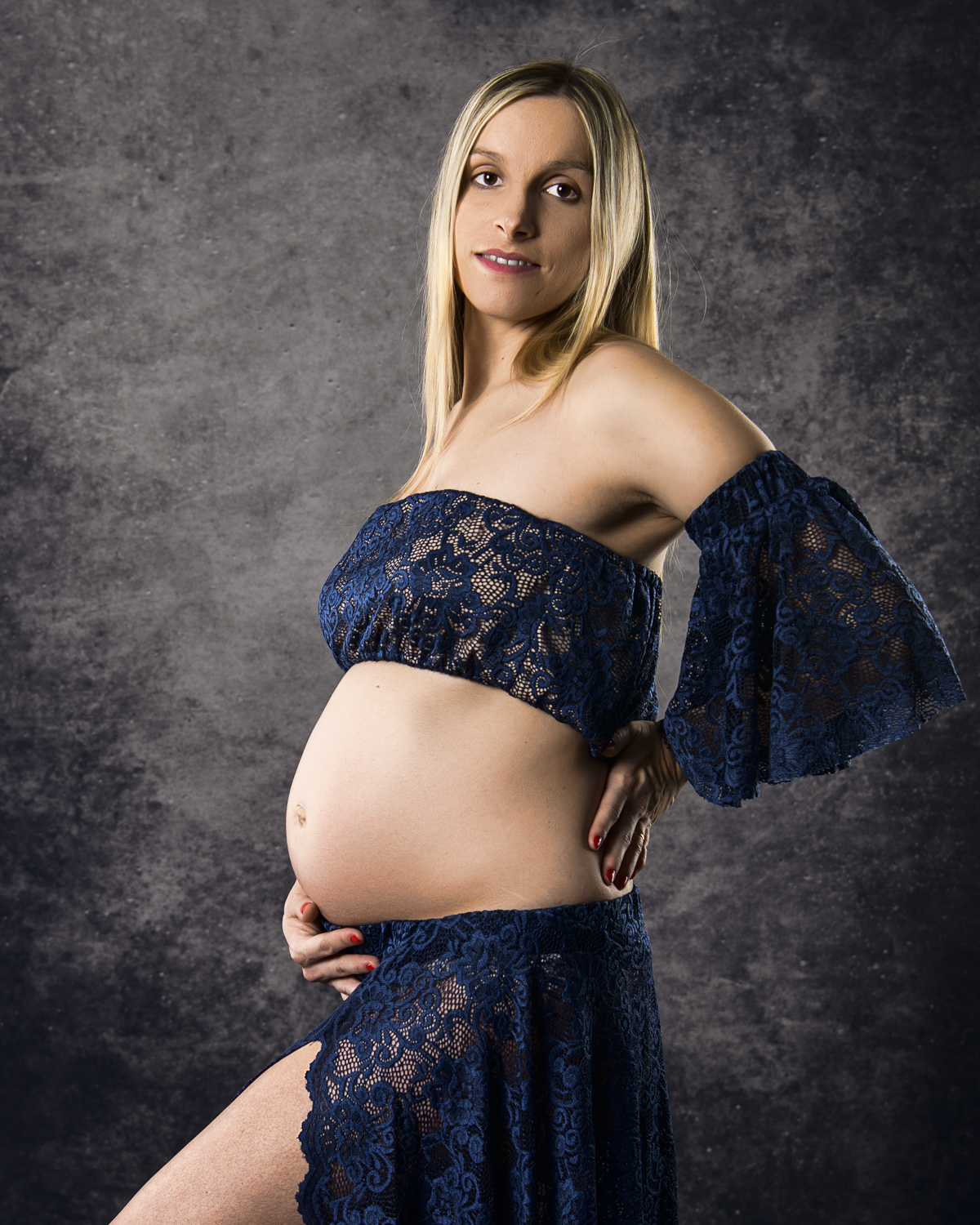  portrait couleur d'une femme enceinte sur fond noir en studio 