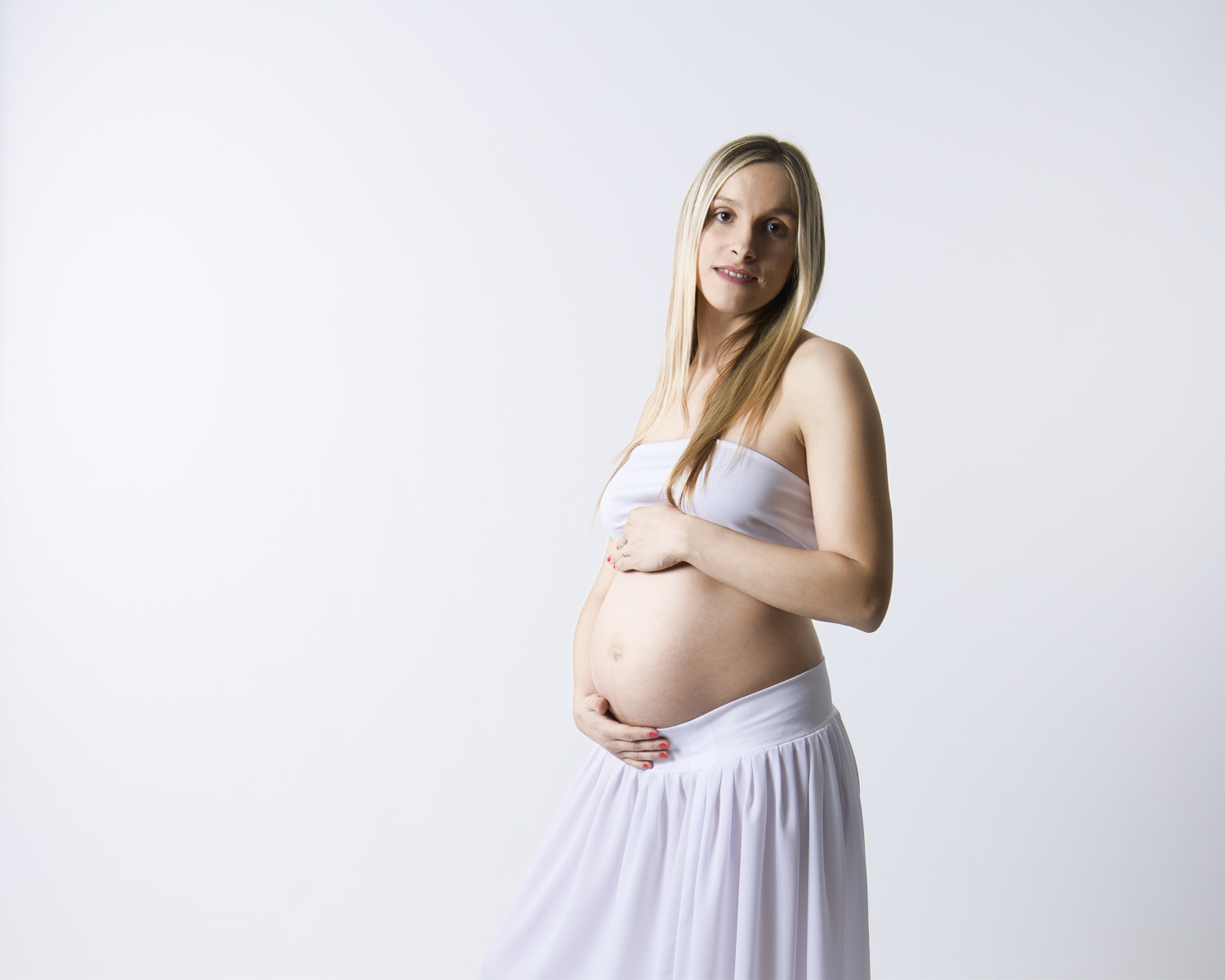  portrait couleur d'une femme enceinte sur fond blanc en studio 