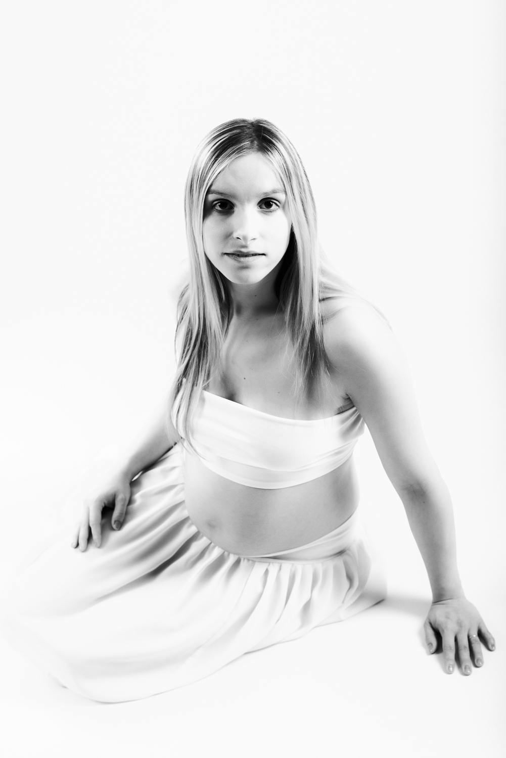  portrait couleur d'une femme enceinte sur fond blanc en studio 