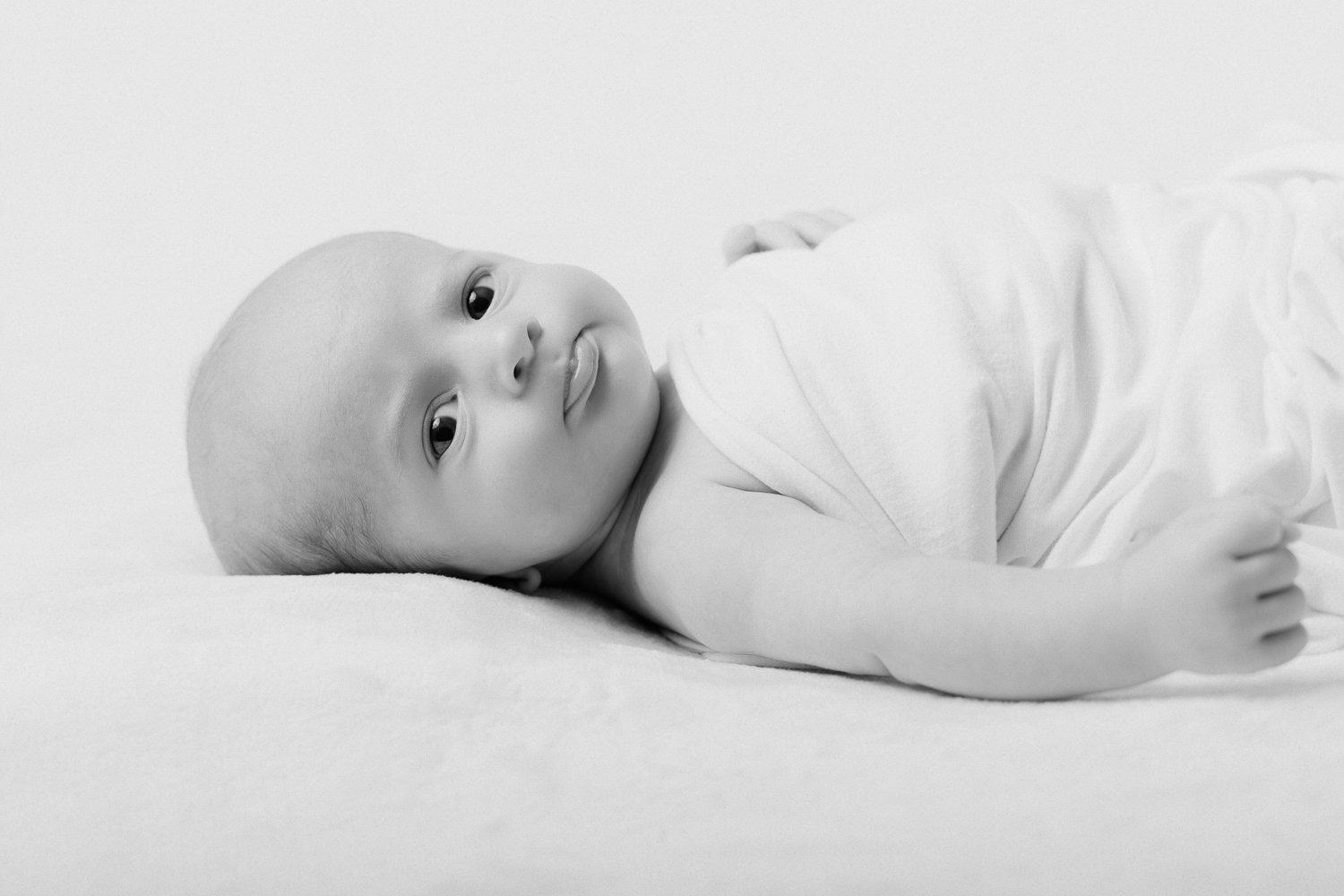  portrait noir et blanc de nouveau-né en studio 