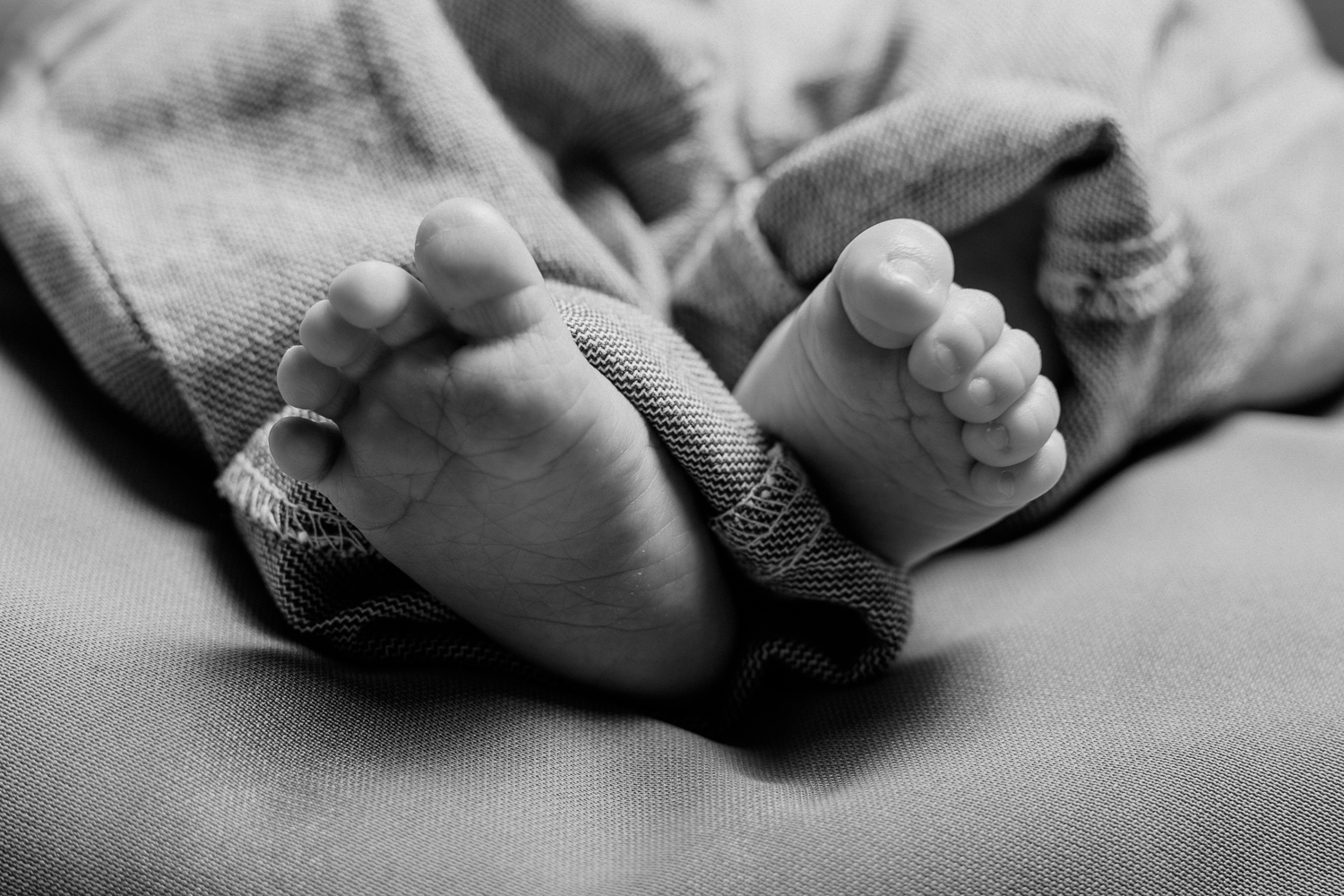  portrait noir et blanc de nouveau-né en studio 