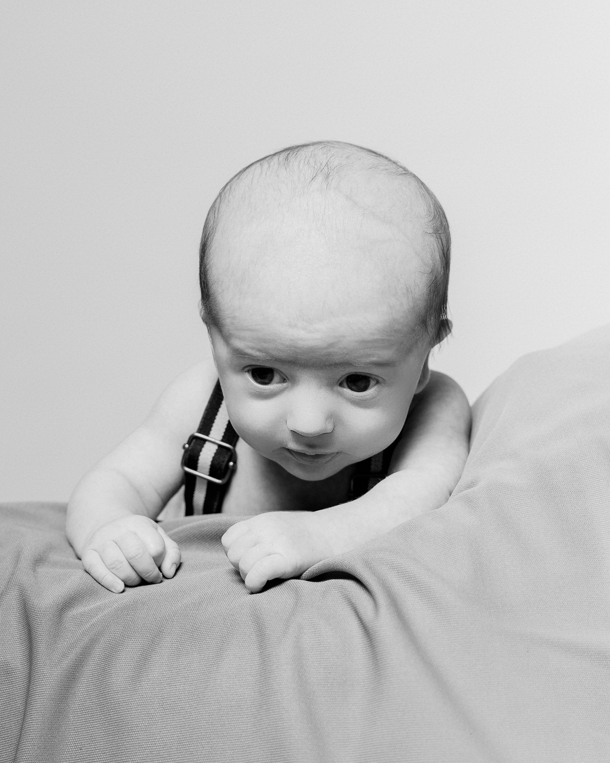  portrait noir et blanc de nouveau-né en studio 