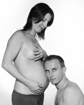 pregnacy couple in studio 