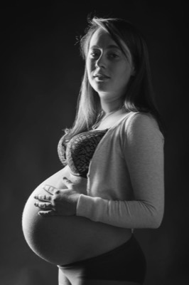 Pregnant woman in studio 