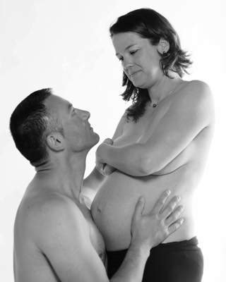  pregnacy couple in studio 