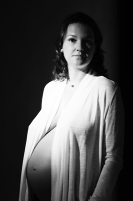  Pregnant woman in studio 