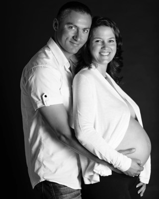  pregnacy couple in studio 