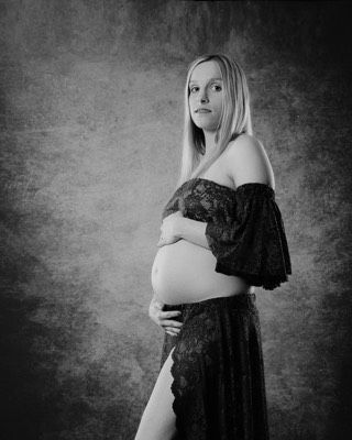  Pregnant woman in studio 