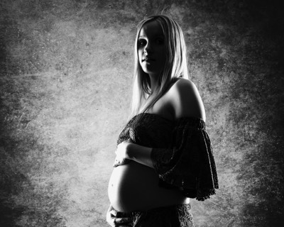  Pregnant woman in studio 