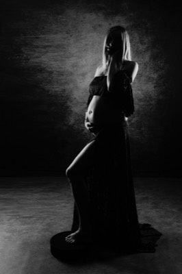  Pregnant woman in studio 