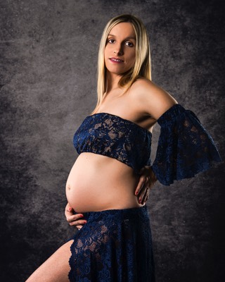  Pregnant woman in studio 