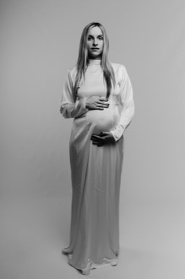  Pregnant woman in studio 