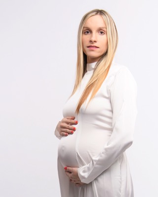  Pregnant woman in studio 