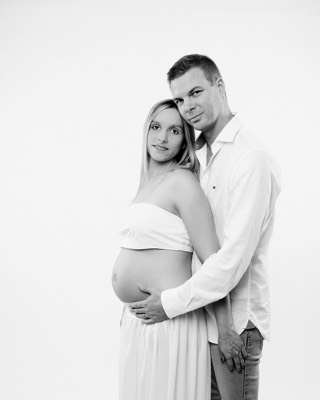  pregnacy couple in studio 