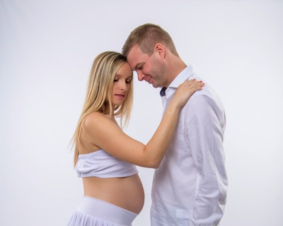  pregnacy couple in studio 
