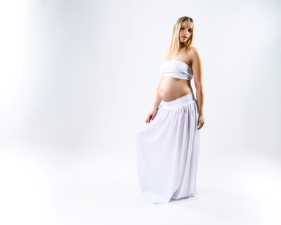  Pregnant woman in studio 