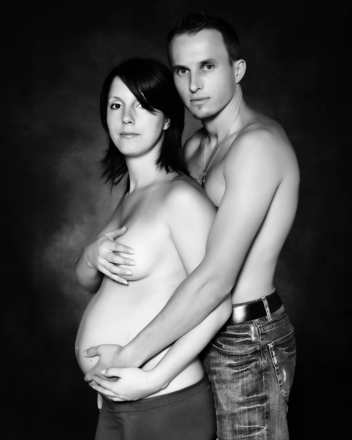  pregnacy couple in studio 