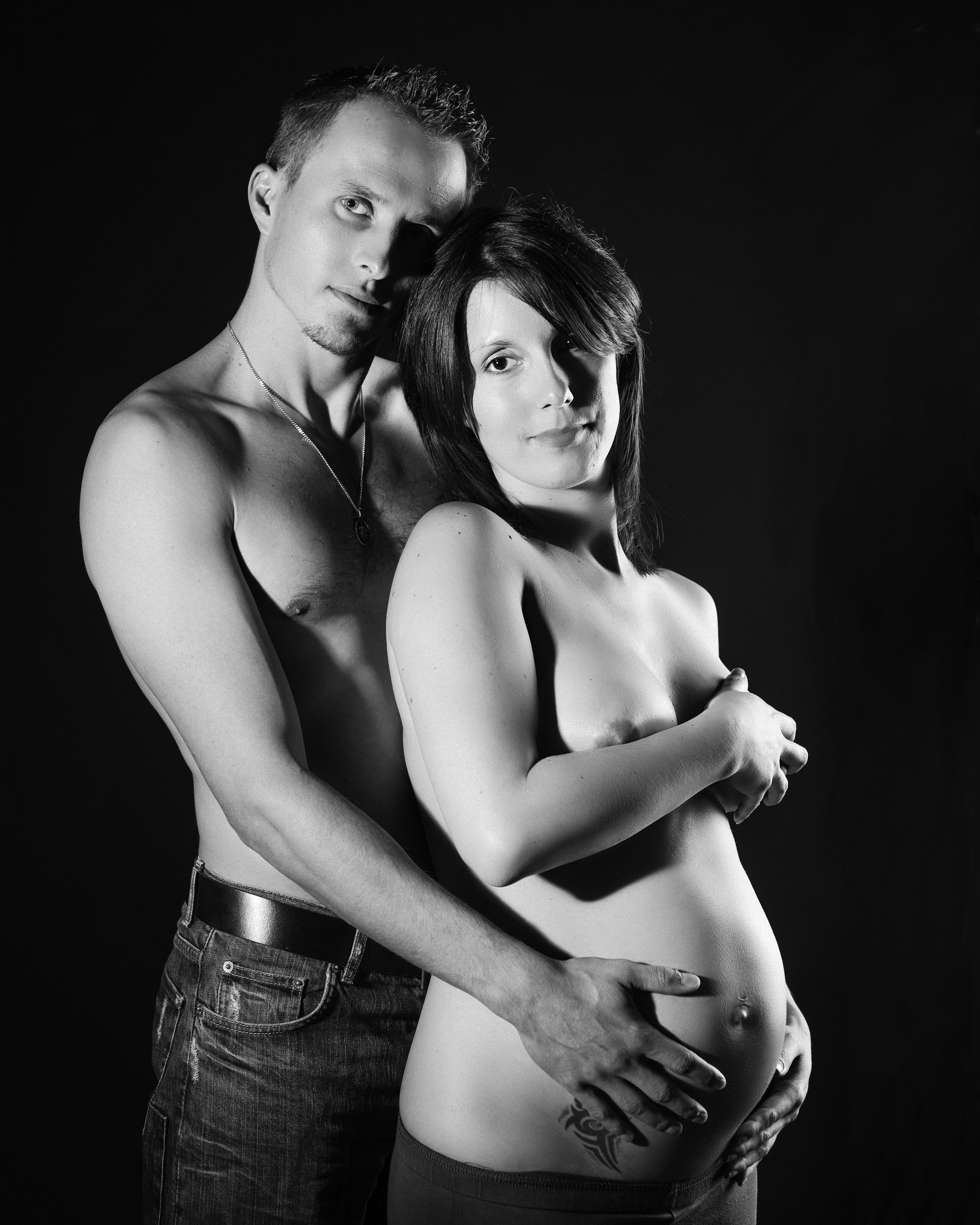  pregnacy couple in studio 