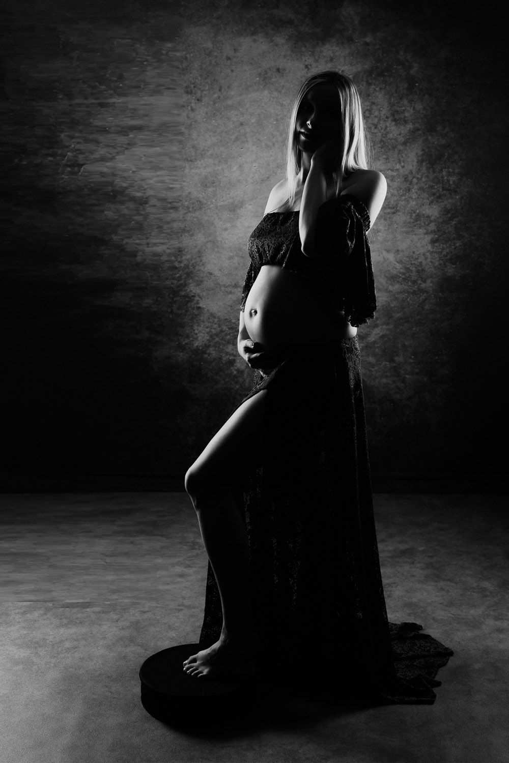  Pregnant woman in studio 