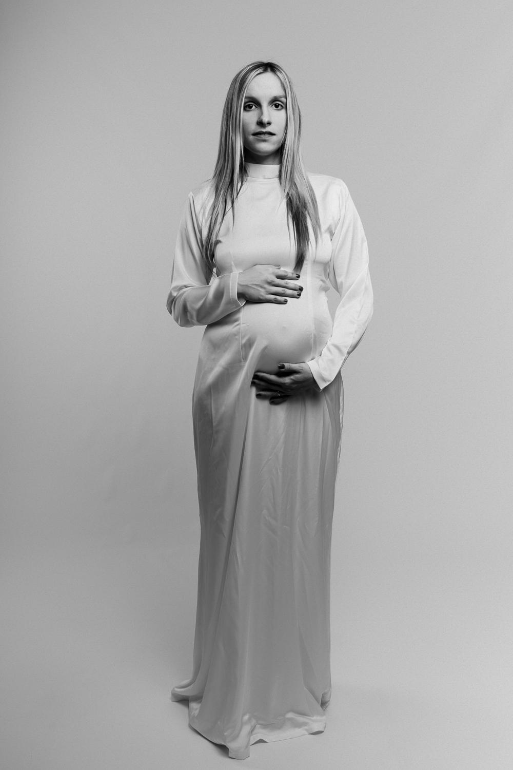  Pregnant woman in studio 