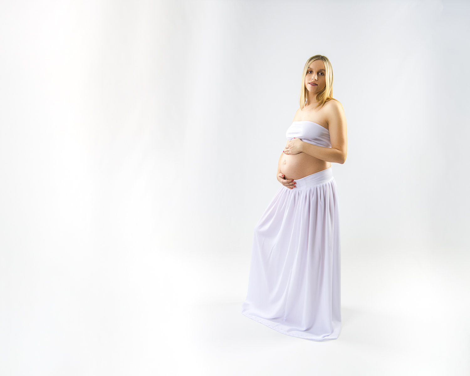  Pregnant woman in studio 