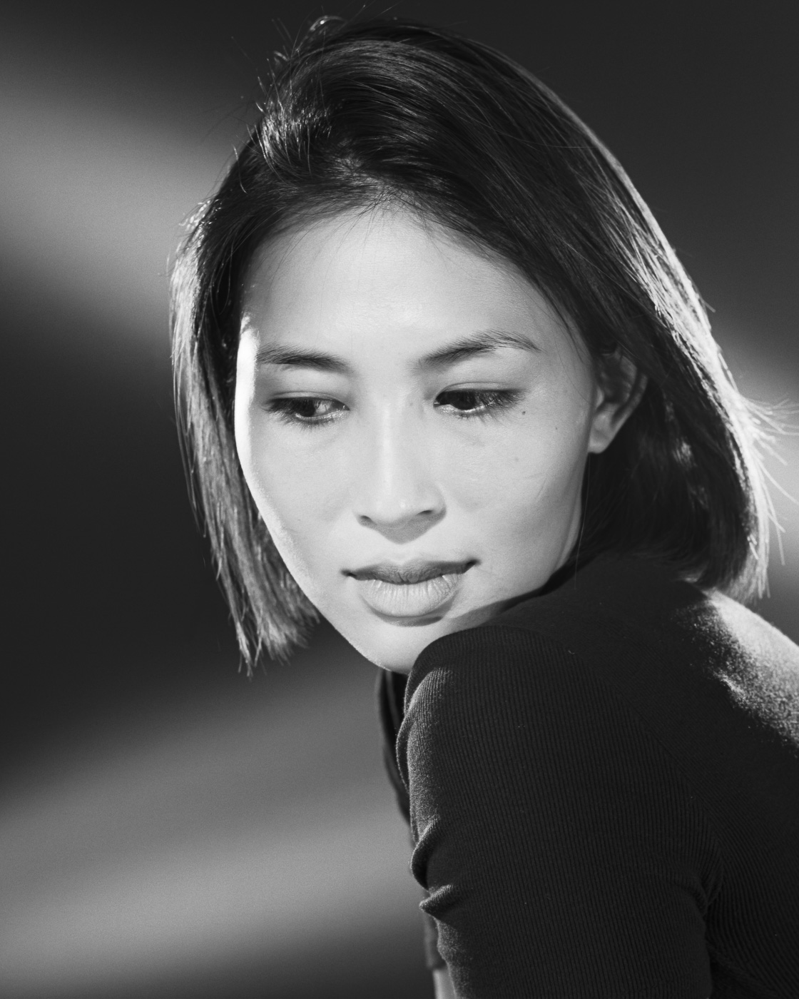 Woman blac & white portrait in studio