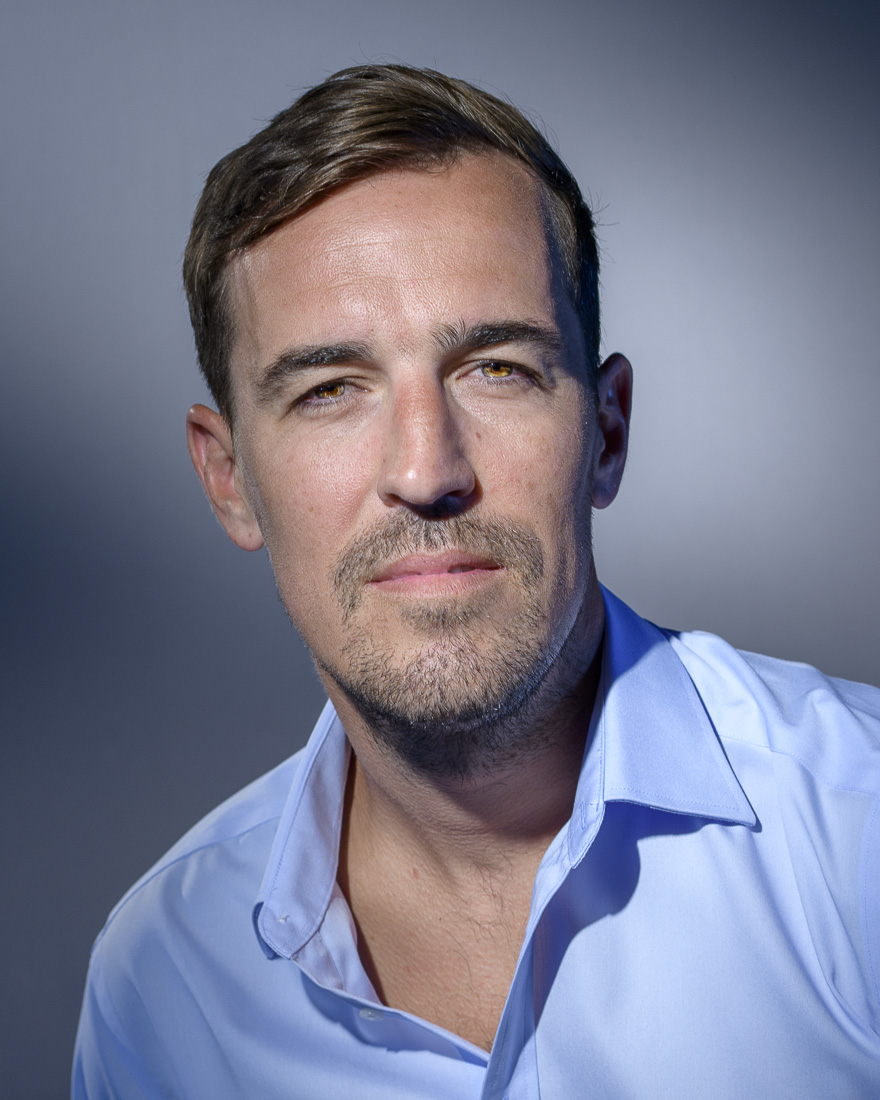 Man corporate portrait in stdio using continous lights